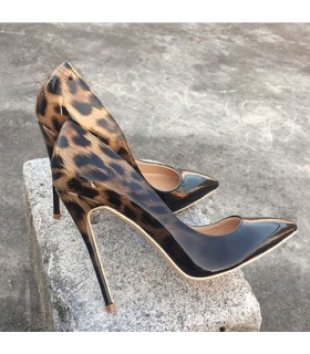 Scarpe leopardate di moda moderna