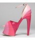 Schatten von rosa architektonischen Schuhen