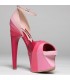 Schatten von rosa architektonischen Schuhen