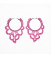 Besondere rosa häkeln Ohrringe auf einem Kreis