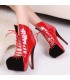 Chaussures rouges chauds à la mode